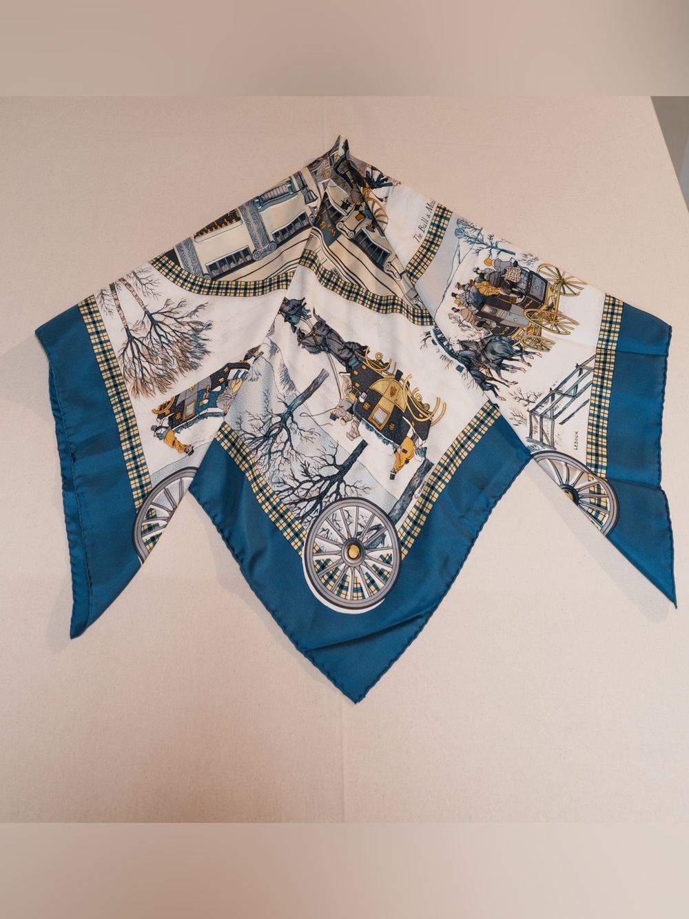 Hermès L'Hiver en Poste Silk Twill Scarf Carré 90 Navy Cream Winter Coach Motif - Picture 2 of 5